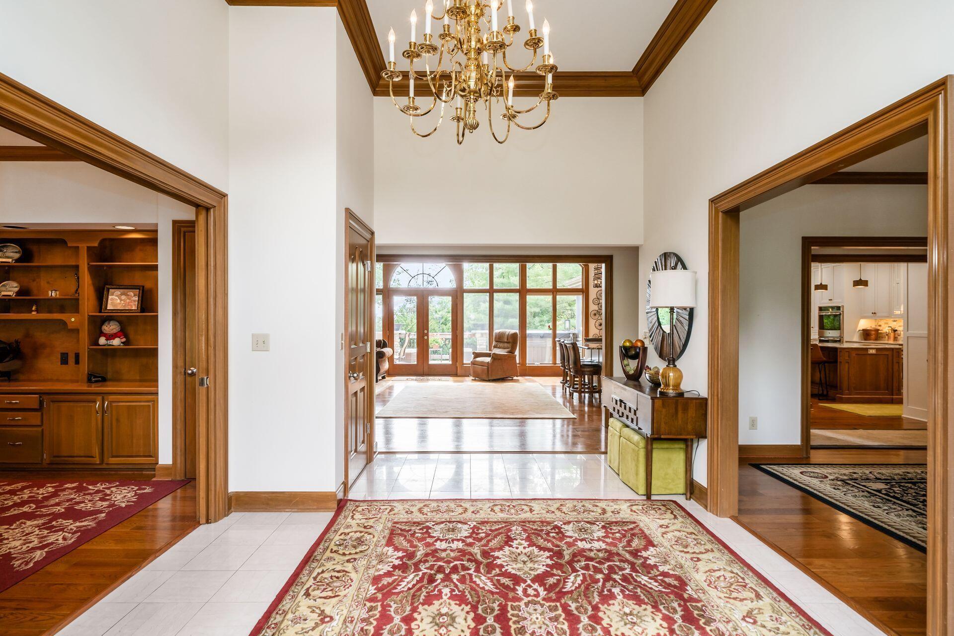 4347 Sawmill Road Columbus, OH 43220 - Photo 8 of 36