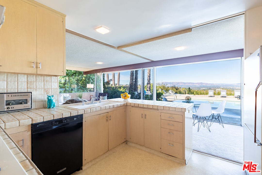 16533 Oldham Street Encino, CA 91436 - Photo 22 of 54