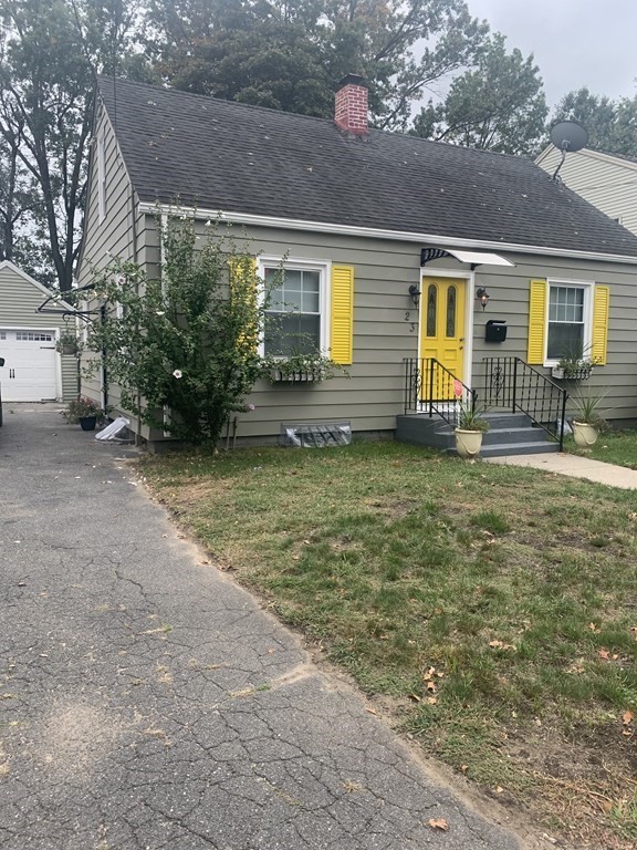a view of a house with a yard