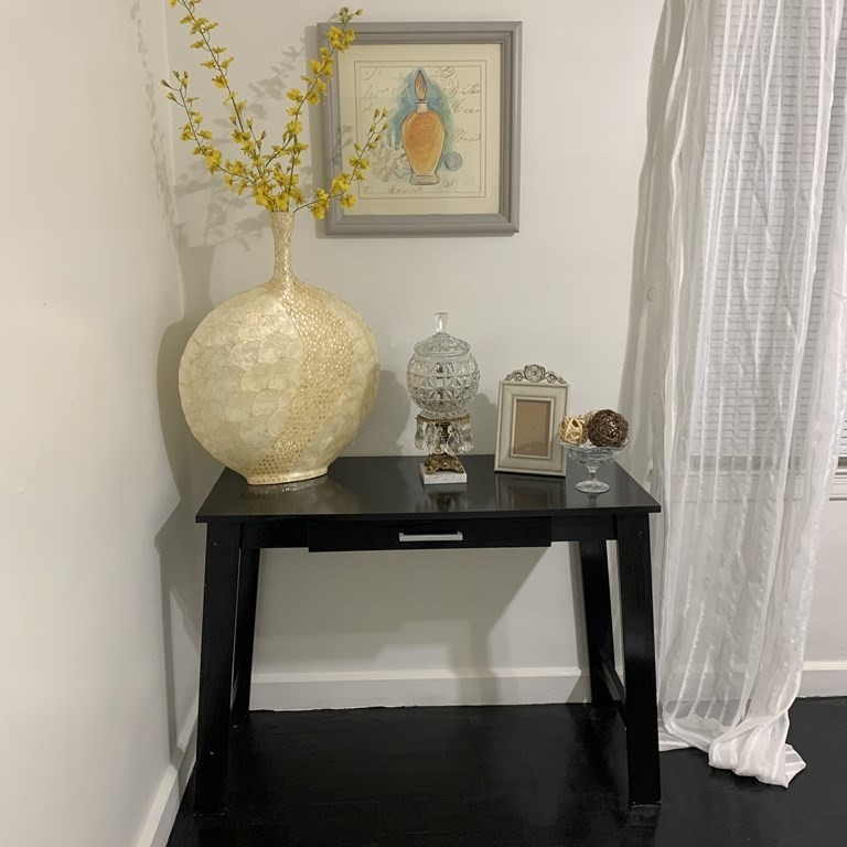 23 Notre Dame Street Springfield, MA 01104 - Photo 9 of 28 a room with a table and chairs