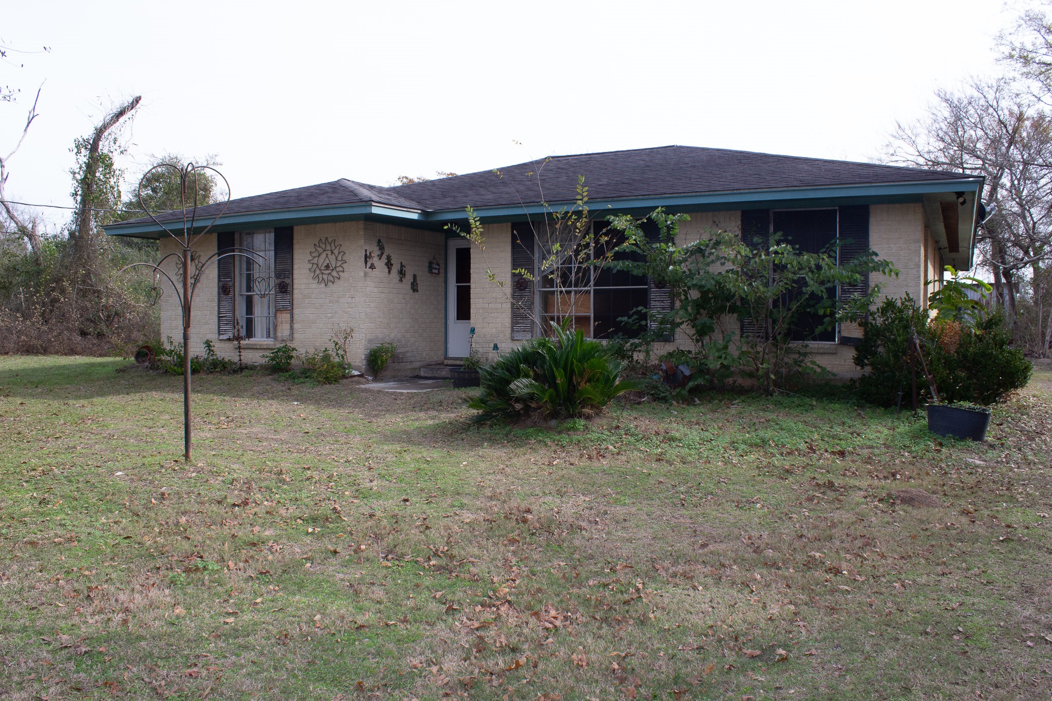 24765 Wicklow Road Hempstead, TX 77445 - Photo 4 of 29 a front view of a house with garden