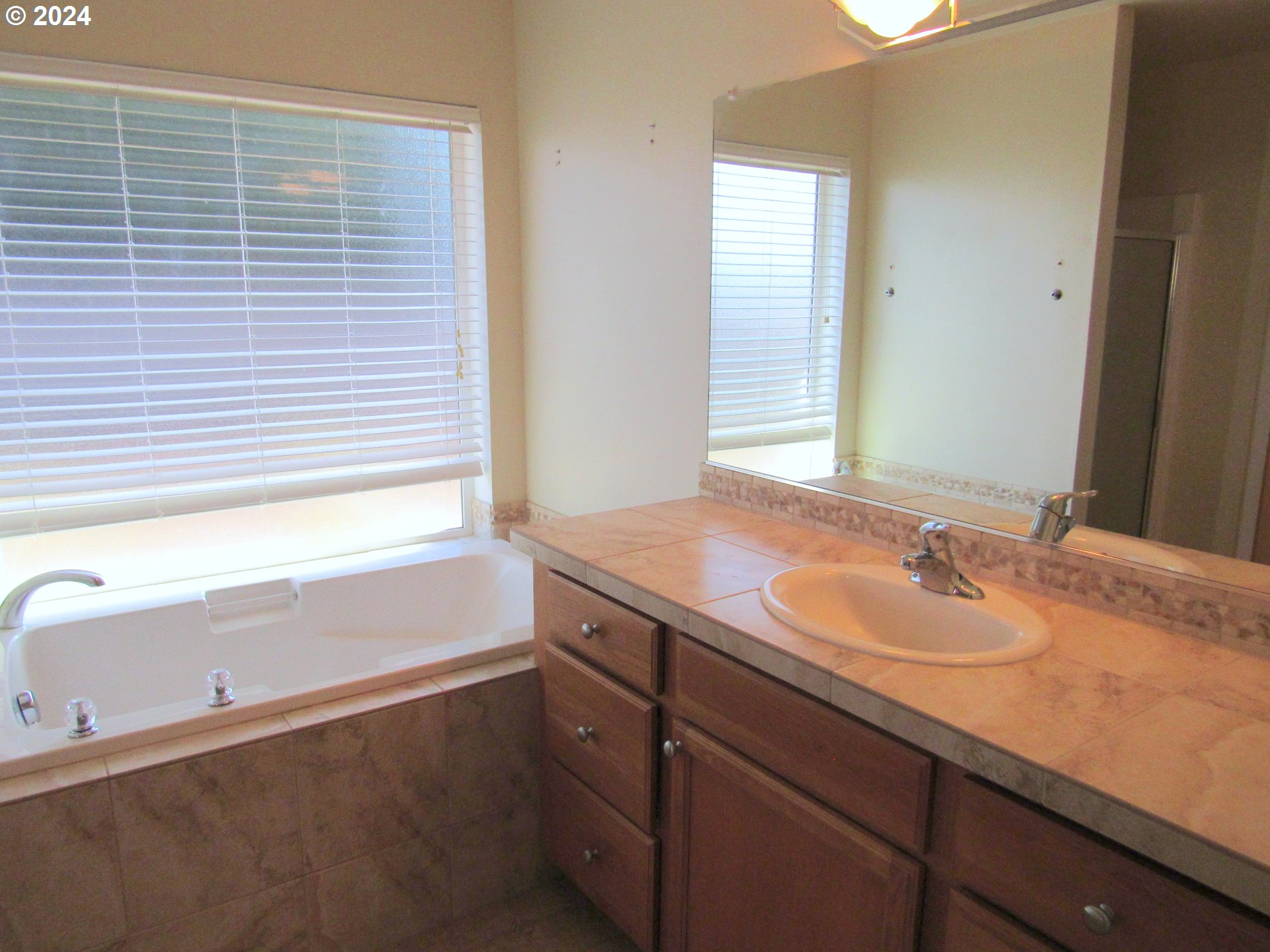 111 Crown Point Road Longview, WA 98632 - Photo 19 of 39 Bathroom
