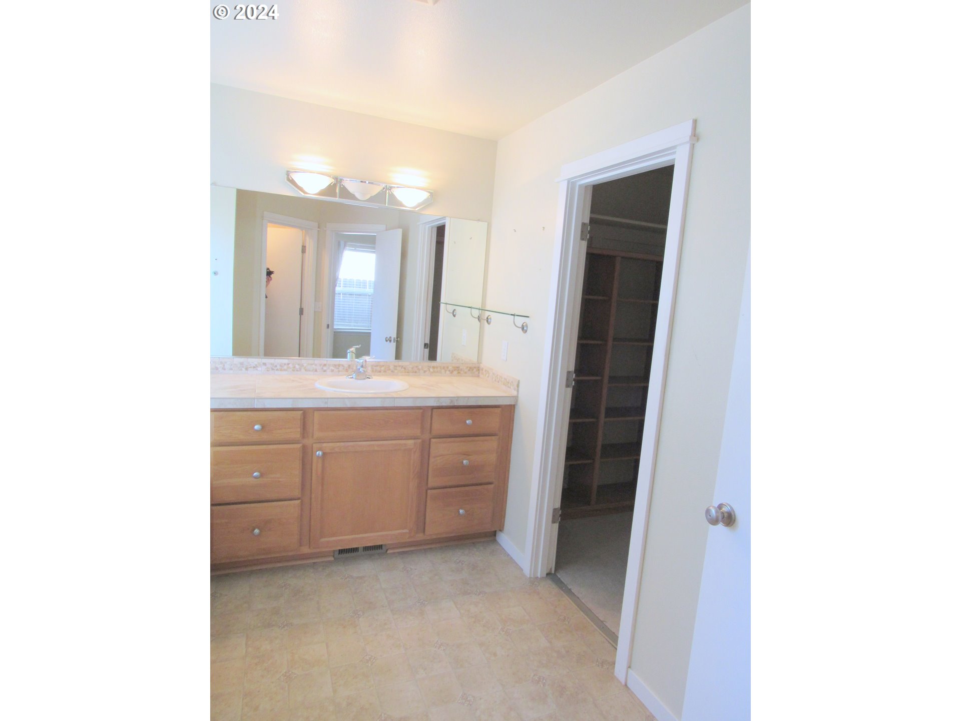 111 Crown Point Road Longview, WA 98632 - Photo 20 of 39 Bathroom