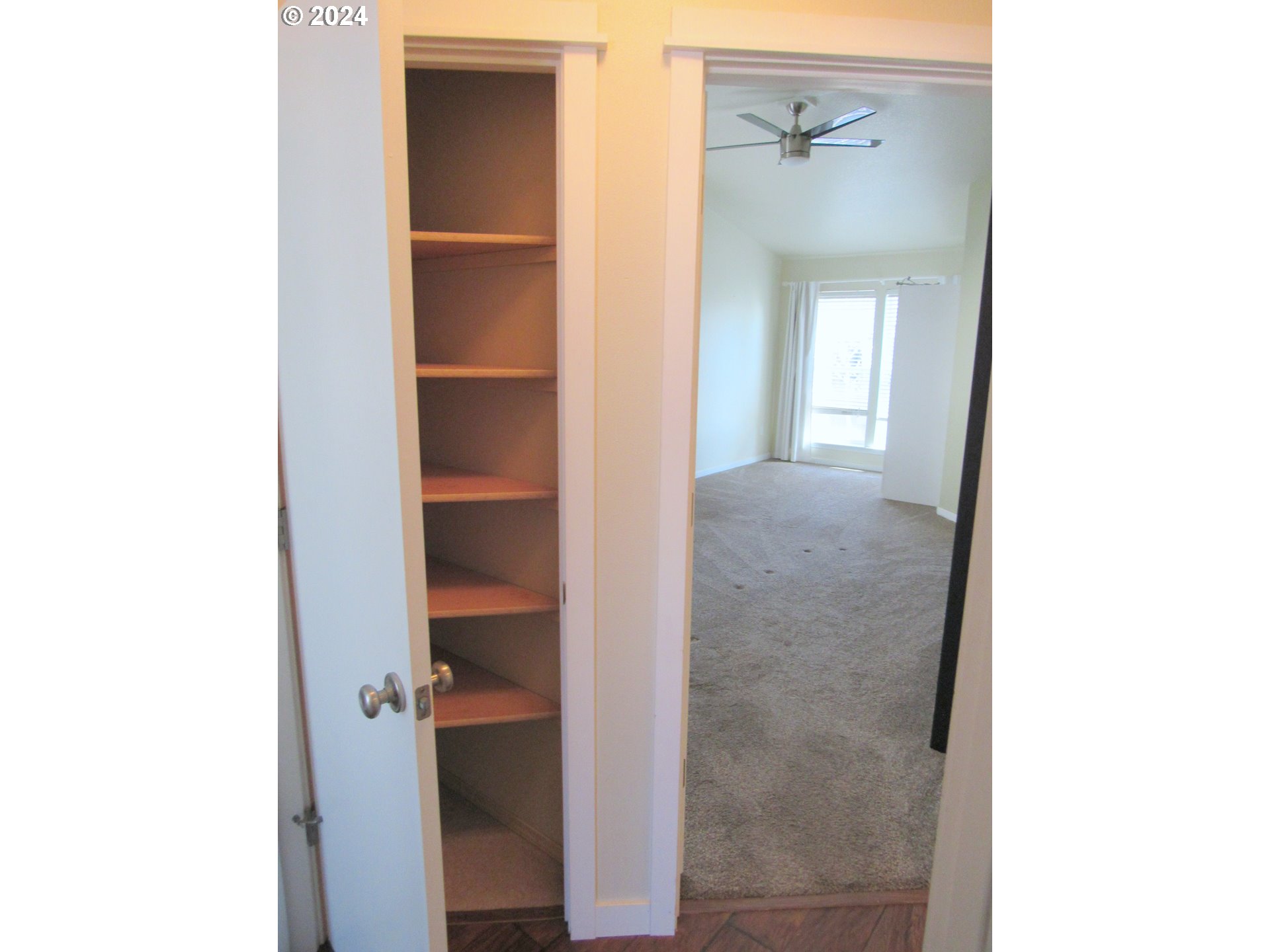 111 Crown Point Road Longview, WA 98632 - Photo 27 of 39 Hallway