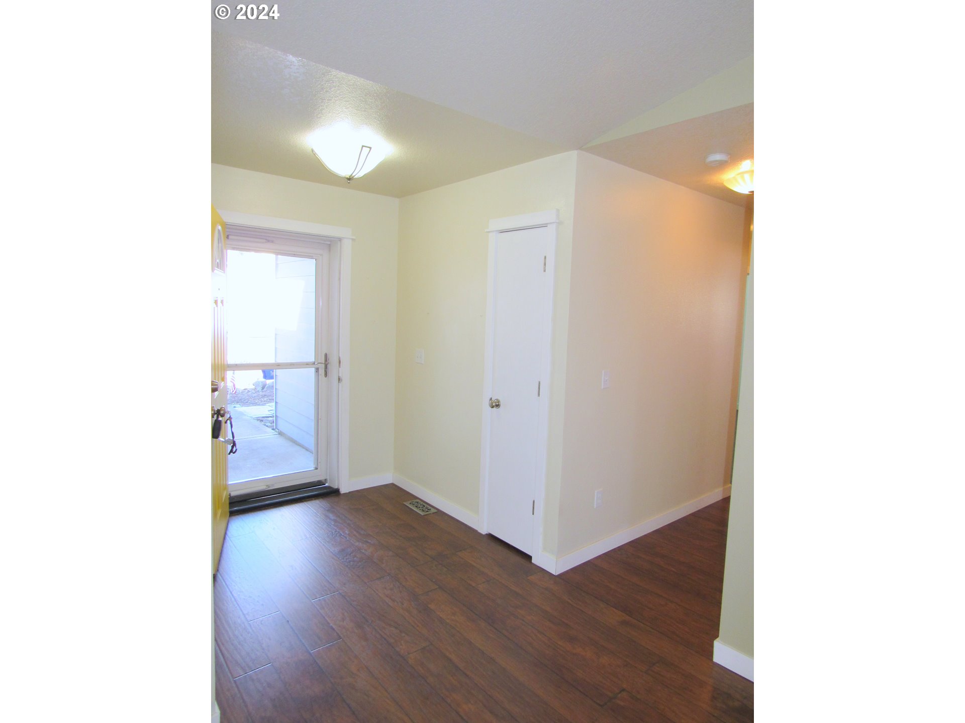 111 Crown Point Road Longview, WA 98632 - Photo 3 of 39 Entrance/Foyer
