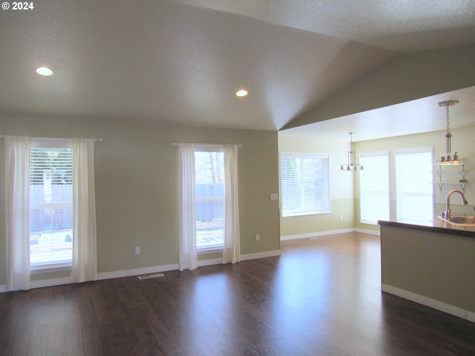 111 Crown Point Road Longview, WA 98632 - Photo 4 of 39 Living Room
