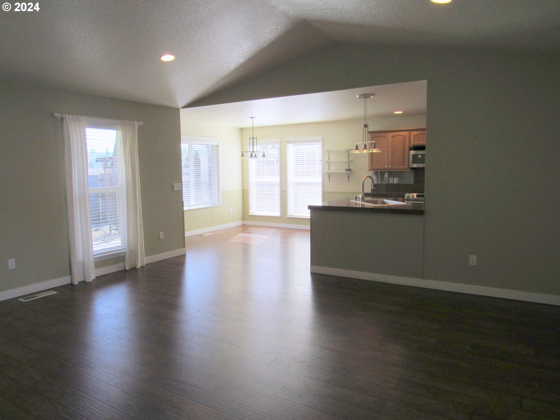 111 Crown Point Road Longview, WA 98632 - Photo 5 of 39 Living Room