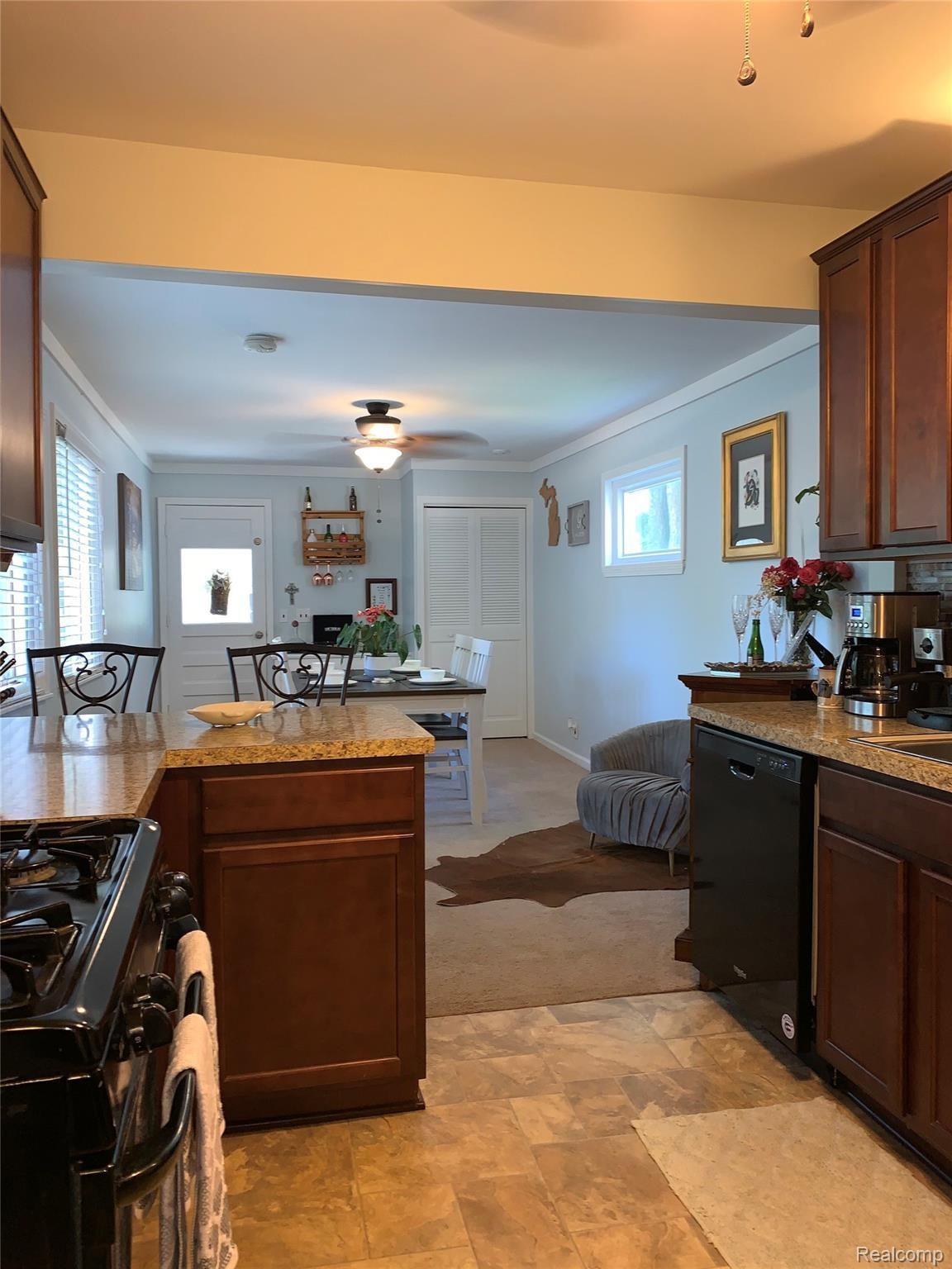 2189 Hampton Road Grosse Pointe, MI 48236 - Photo 37 of 55 IMG_2891.jpg
