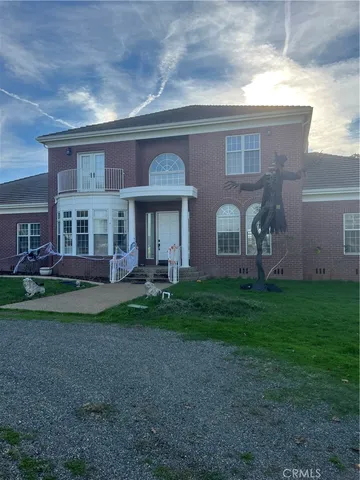 a view of a yard in front of a house