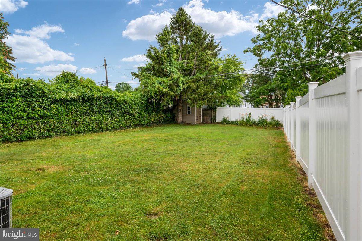 2726 Glendale Road Baltimore, MD 21234 - Photo 3 of 32 Large Back Yard
