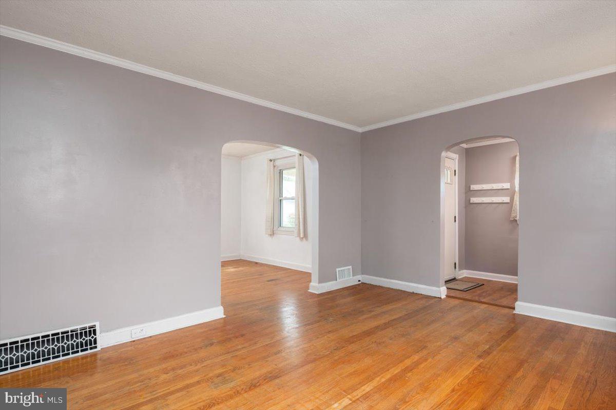 2726 Glendale Road Baltimore, MD 21234 - Photo 5 of 32 Living Room