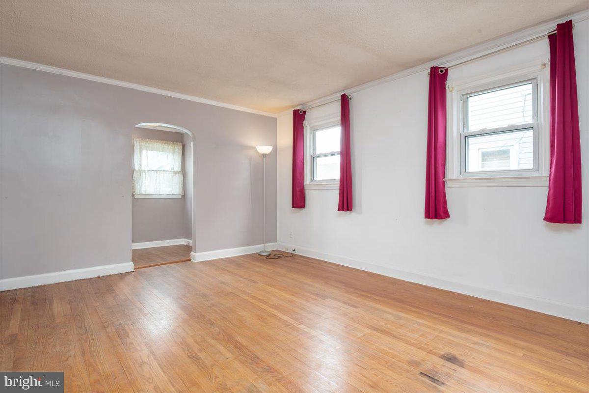 2726 Glendale Road Baltimore, MD 21234 - Photo 8 of 32 Living Room