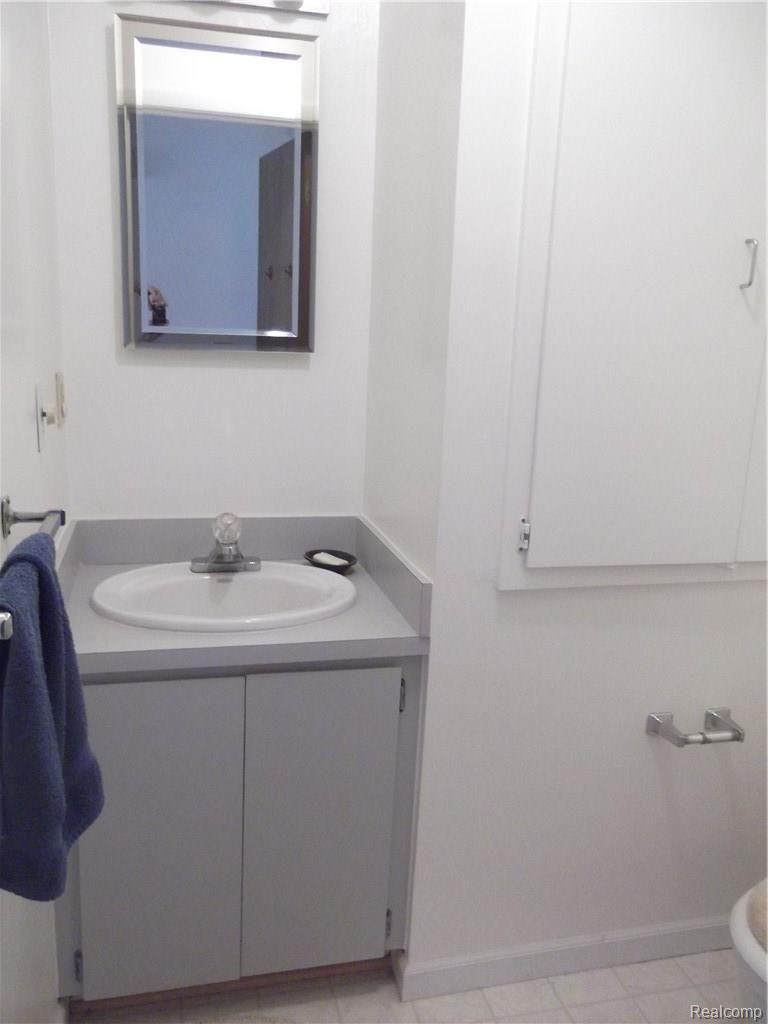 368 Dalton Drive Rochester, MI 48307 - Photo 4 of 25 Half bath off the foyer