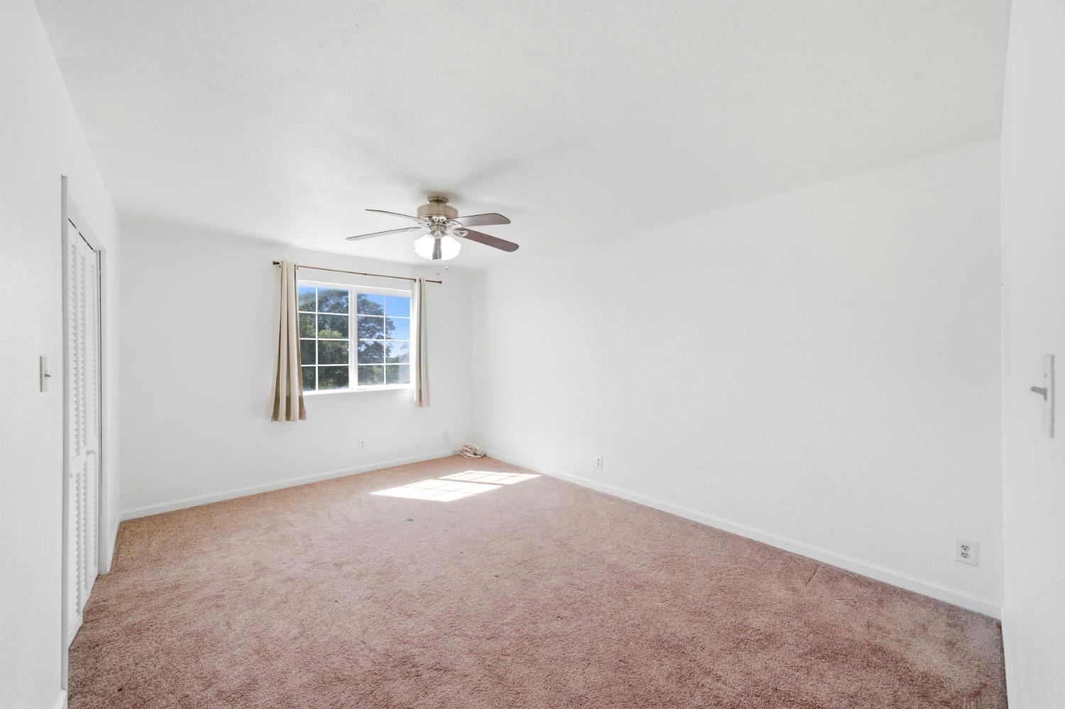 15828 Barney Road Plymouth, CA 95669 - Photo 40 of 71 an empty room with windows