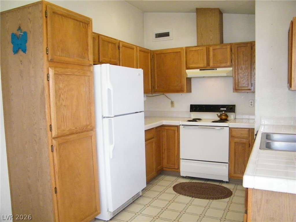 1010 East 75th Street Ely, NV 89301 - Photo 4 of 23 Kitchen with oak cabinets
