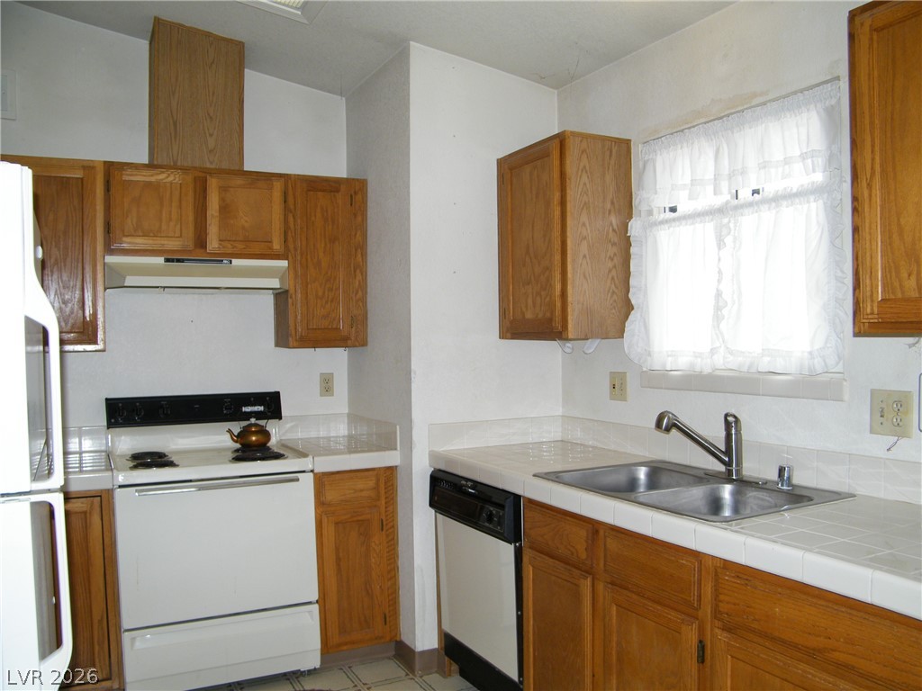 1010 East 75th Street Ely, NV 89301 - Photo 5 of 23 Kitchen double stainless sink