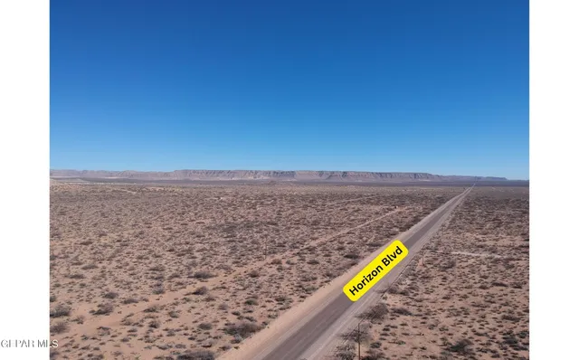 a view of a yard with a lake