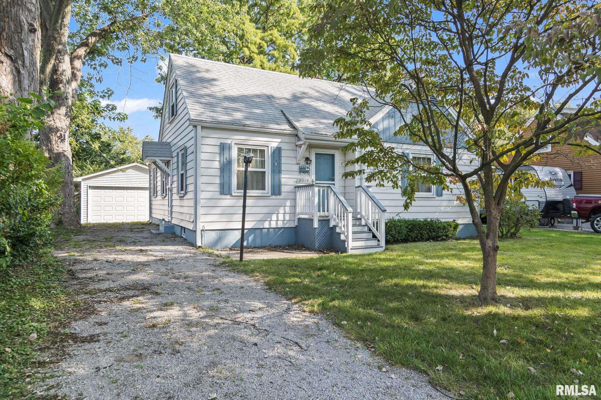 2019 East Hood Street Springfield, IL 62703 - Photo 3 of 37