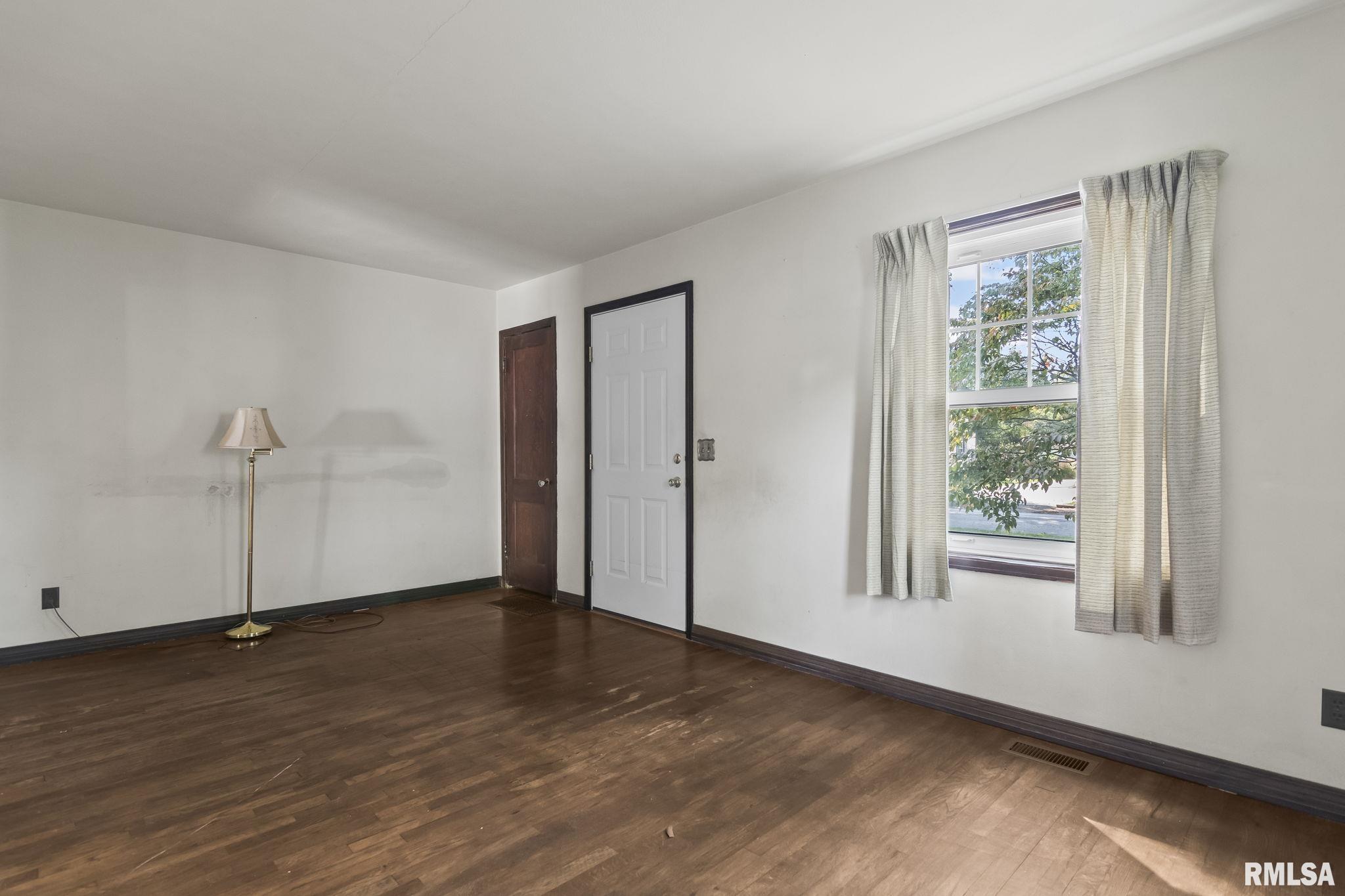 2019 East Hood Street Springfield, IL 62703 - Photo 5 of 37