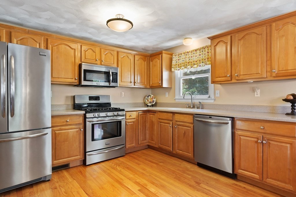 6 Buckingham Road Wilmington, MA 01887 - Photo 3 of 42