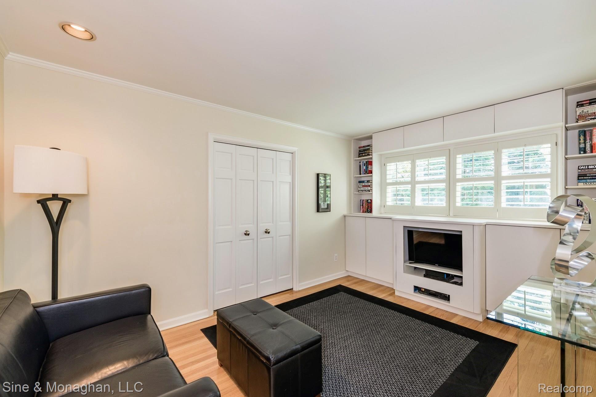 336 South Cranbrook Cross Road Bloomfield Hills, MI 48301 - Photo 23 of 40 3rd bedroom or perfect den with built-ins, recessed lighting