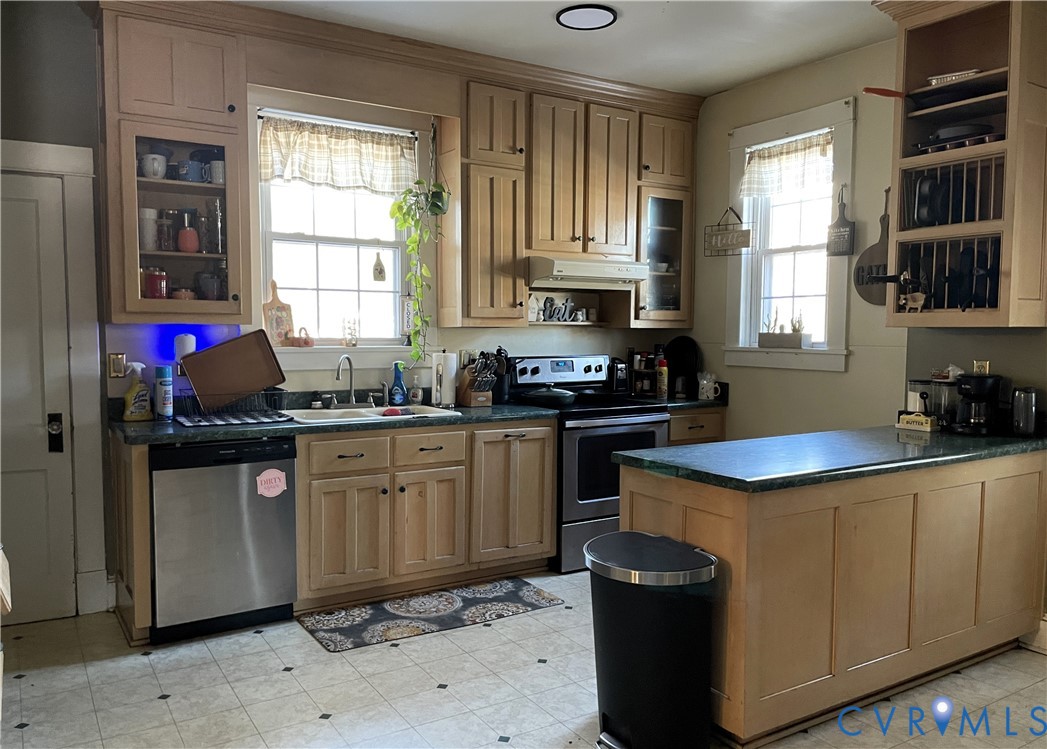 1825 Needham Drive Victoria, VA 23974 - Photo 15 of 32 a kitchen with stainless steel appliances granite countertop a sink stove and refrigerator