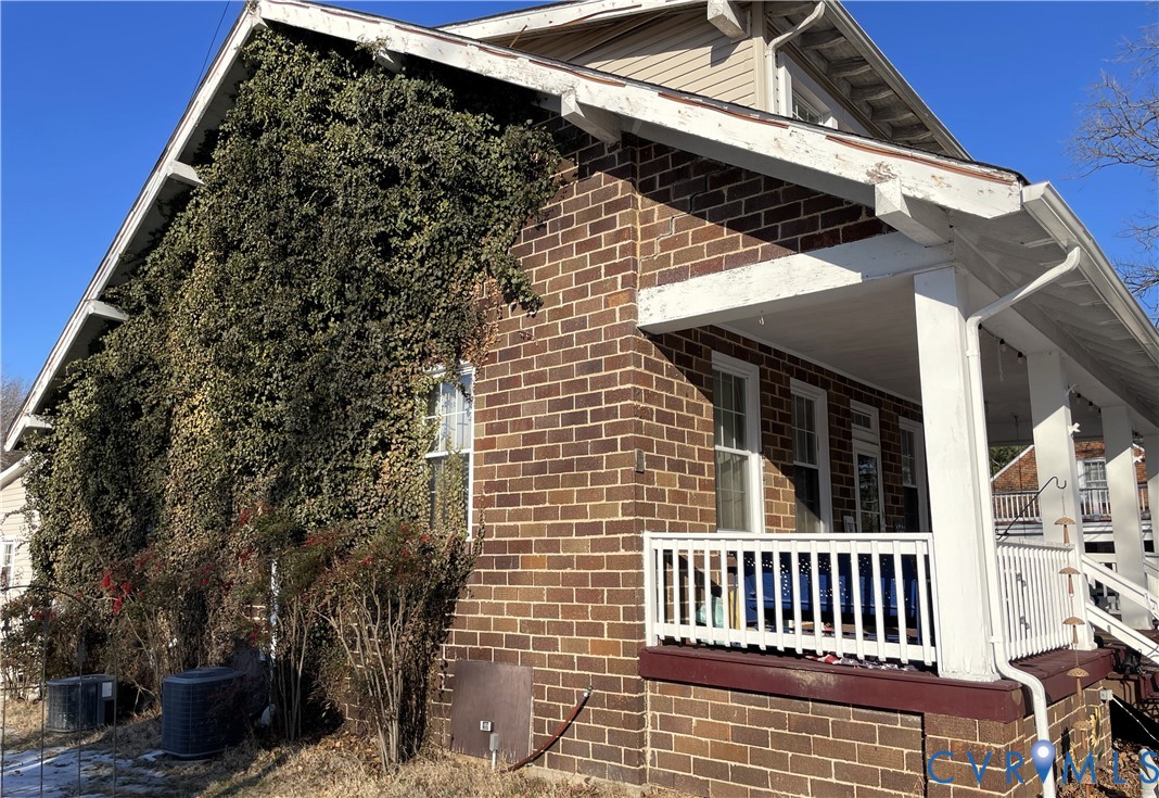 1825 Needham Drive Victoria, VA 23974 - Photo 5 of 32 a view of a black and white wall