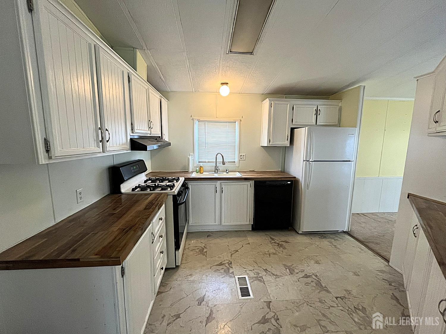 71 Dickens Road North Brunswick, NJ 08902 - Photo 8 of 19 Gallery Image 8