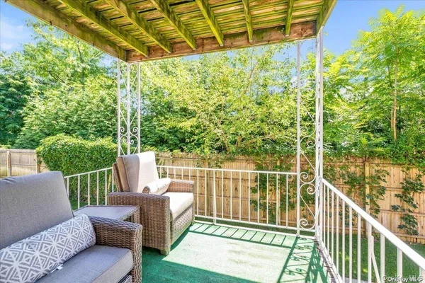 $225,000 | 1205 East Broadway, Unit F13, Hewlett, NY 11557