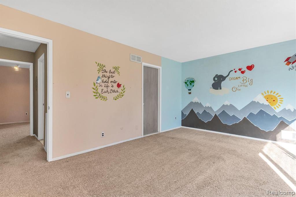 637 Oakbrook West Rochester, MI 48307 - Photo 23 of 45