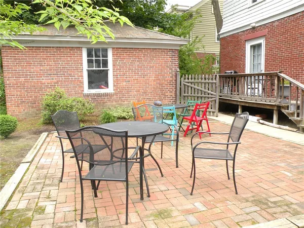 $1,950 | 387 Lloyd Avenue, Unit 3, Providence, RI 02906