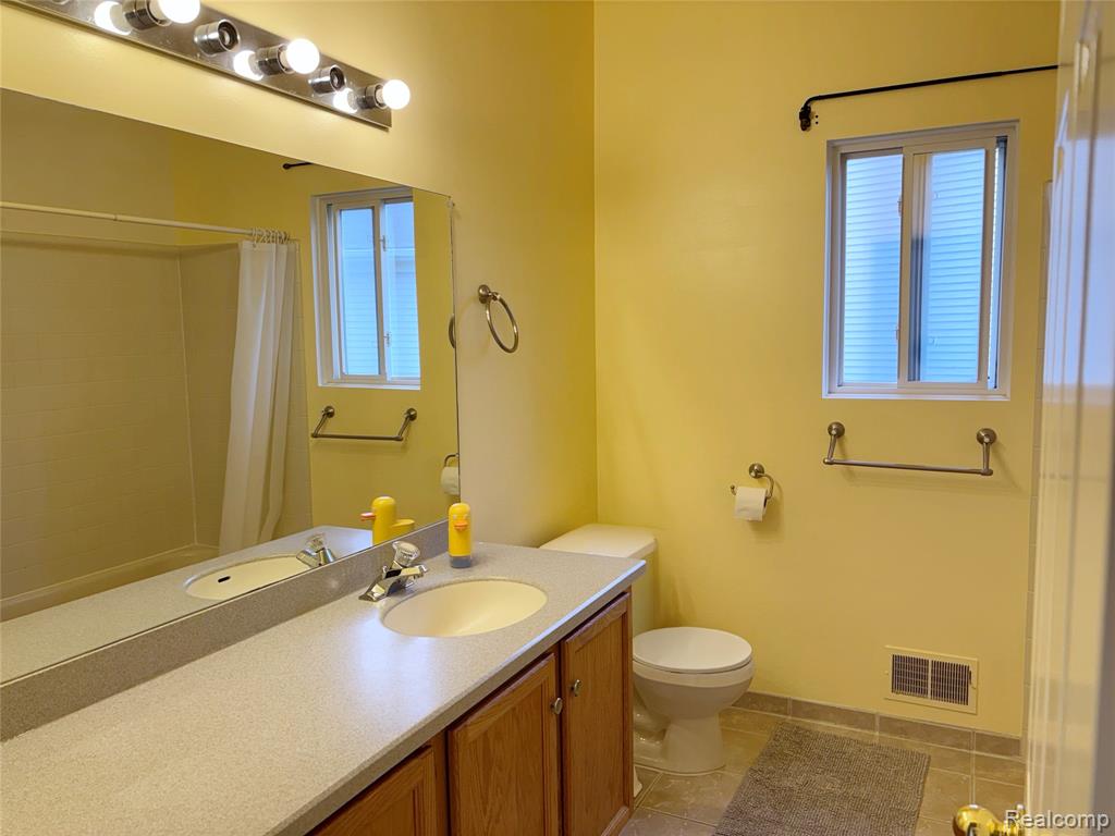 2108 Lagoon Drive Rochester, MI 48309 - Photo 16 of 20