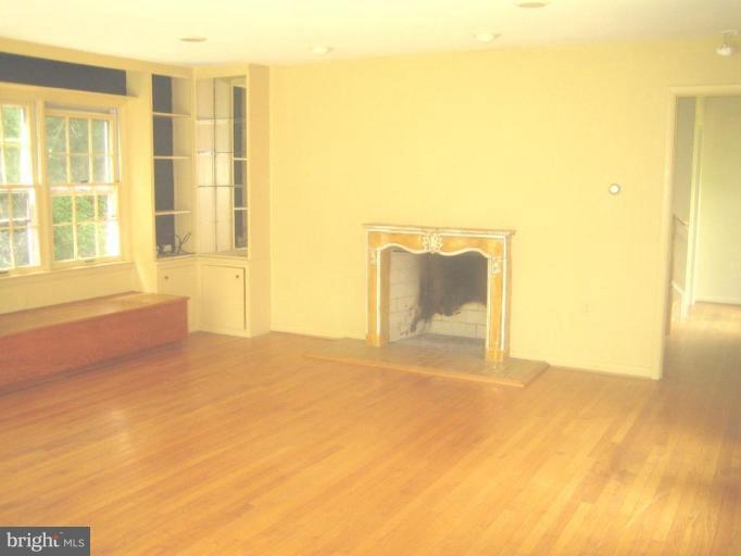 8427 Ramsburg Road Thurmont, MD 21788 - Photo 19 of 28 Living Room