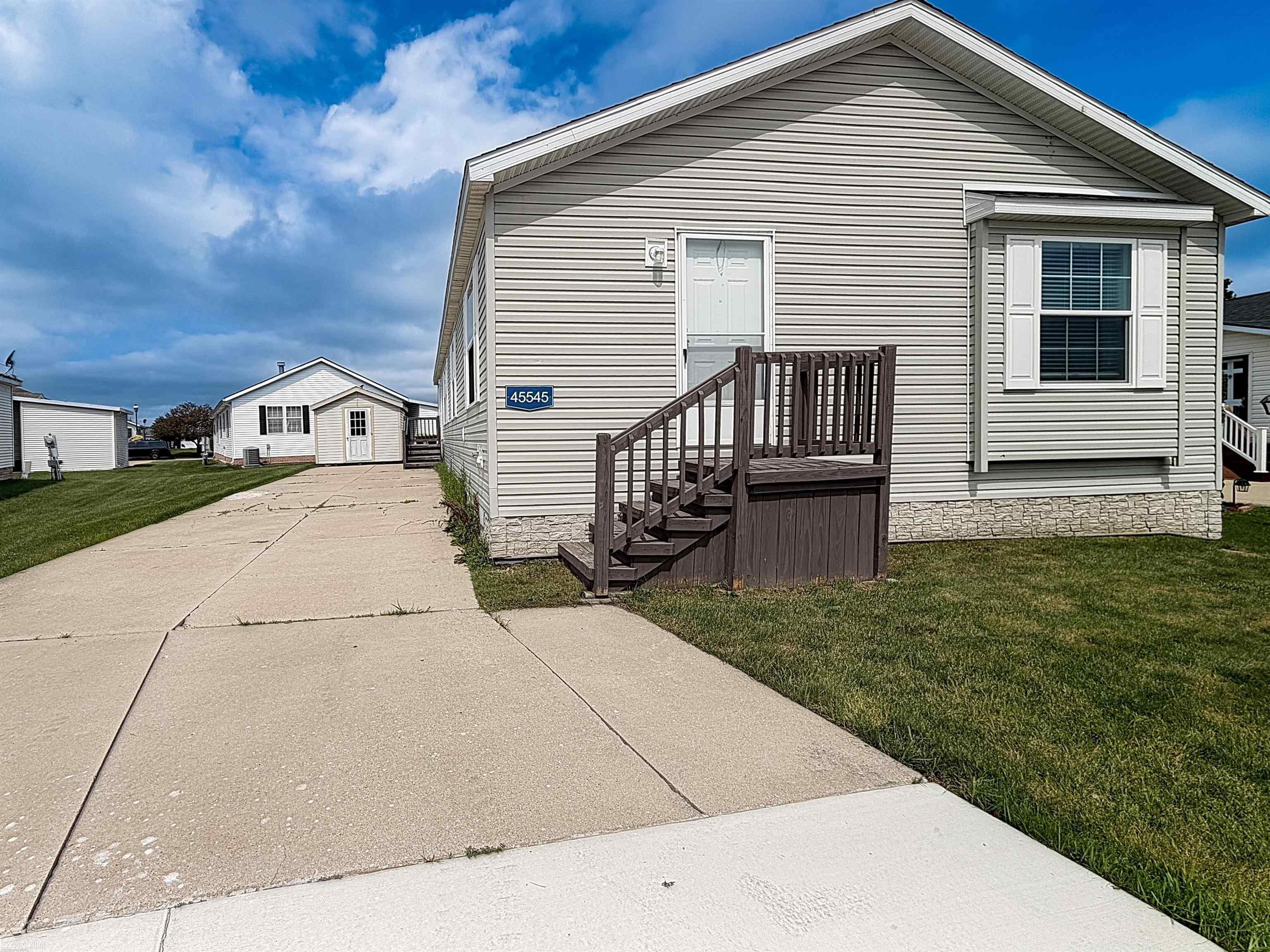 45545 Labelle Drive Macomb, MI 48044 - Photo 3 of 25 50214450-baba1e11-0507-4218-9588-70d39d309bdc.JPG