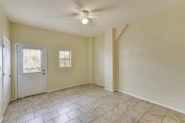 $1,095 | 420 North Pleasant Valley Road, Unit 204, Austin, TX 78702