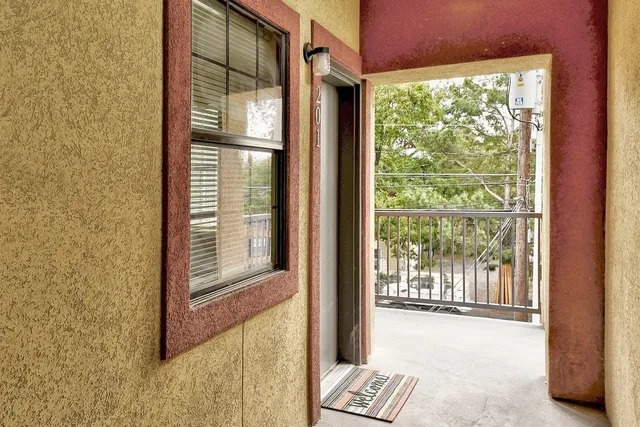 $1,095 | 420 North Pleasant Valley Road, Unit 204, Austin, TX 78702