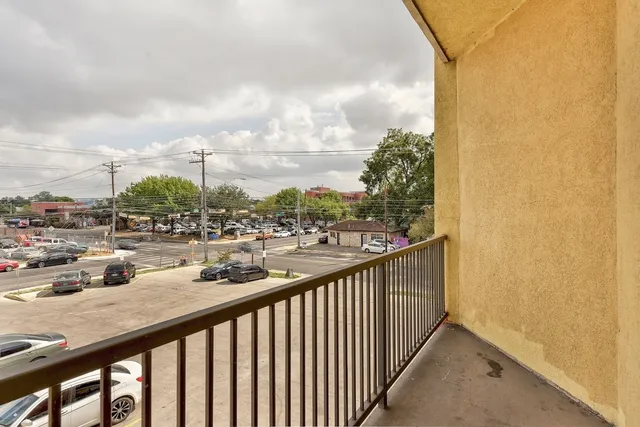 $1,095 | 420 North Pleasant Valley Road, Unit 204, Austin, TX 78702