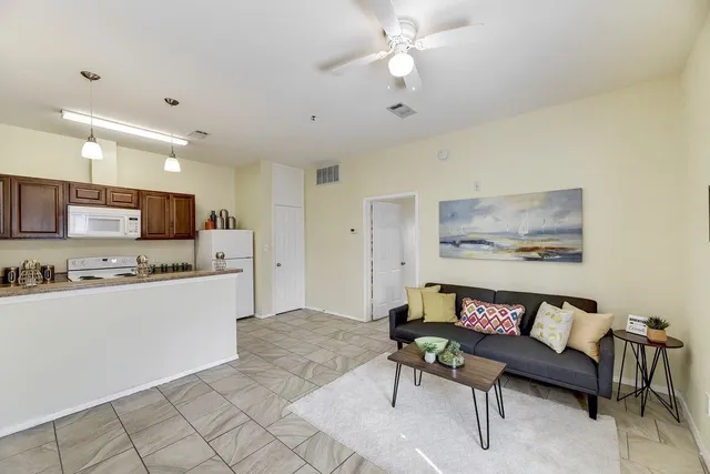 $1,095 | 420 North Pleasant Valley Road, Unit 204, Austin, TX 78702