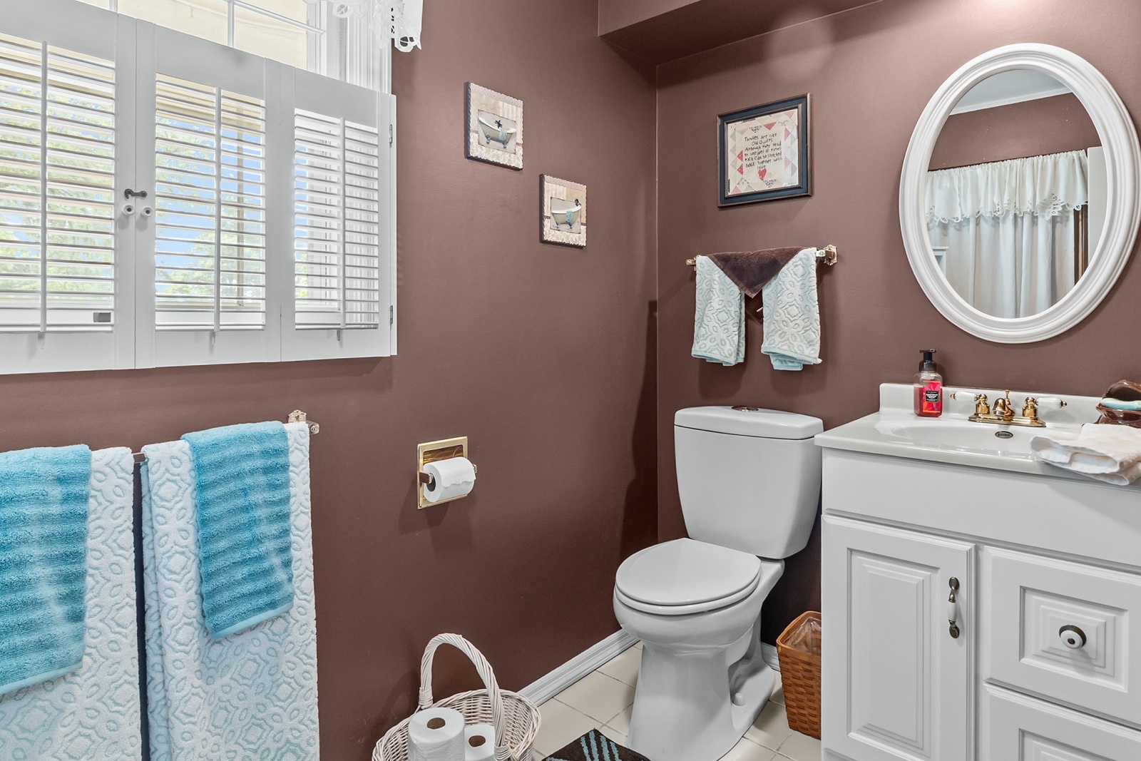 8612 Crystal Springs Road Woodstock, IL 60098 - Photo 14 of 45 a bathroom with a toilet a sink and a mirror