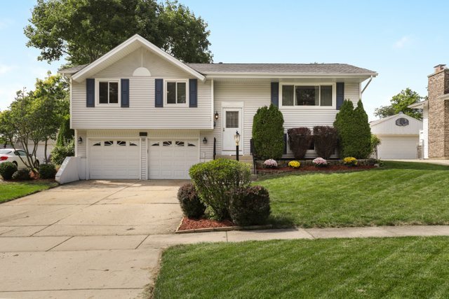 630 Clover Lane Schaumburg, IL 60193 - Photo 1 of 32