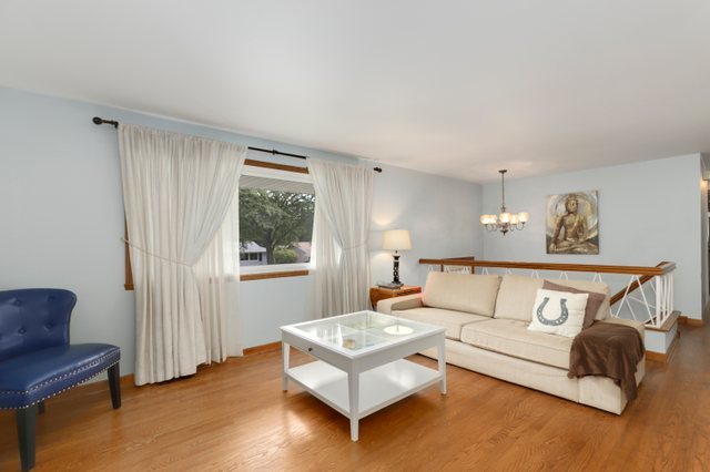 630 Clover Lane Schaumburg, IL 60193 - Photo 3 of 32