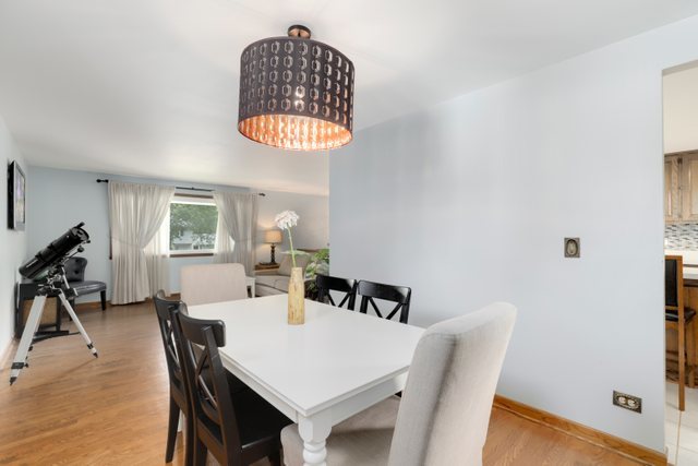 630 Clover Lane Schaumburg, IL 60193 - Photo 5 of 32