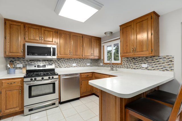 630 Clover Lane Schaumburg, IL 60193 - Photo 7 of 32