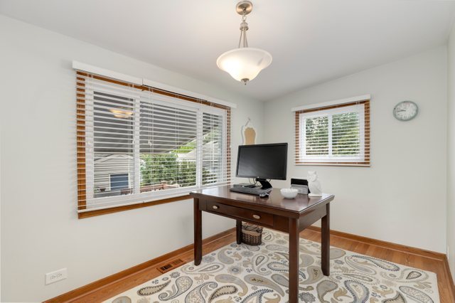 630 Clover Lane Schaumburg, IL 60193 - Photo 9 of 32