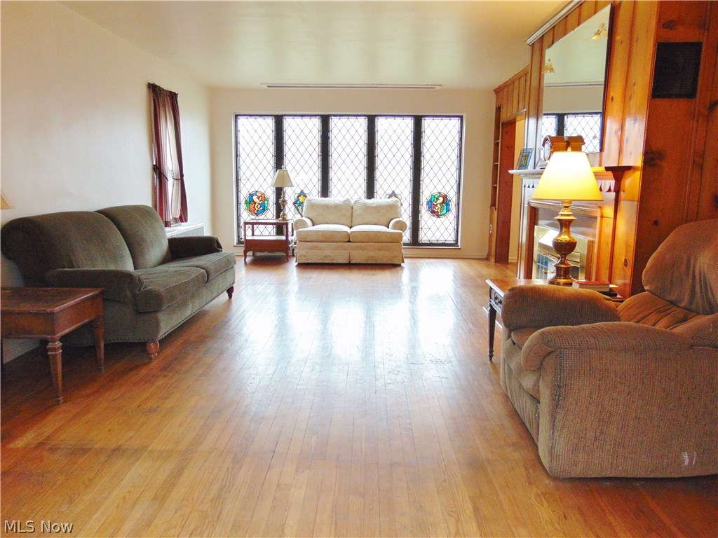5000 East Pleasant Valley Road Independence, OH 44131 - Photo 2 of 28 Large, sunny living room