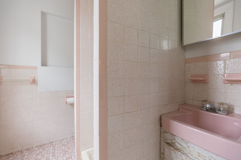 32 High Street Boston, MA 02129 - Photo 17 of 38 a bathroom with a tub and sink