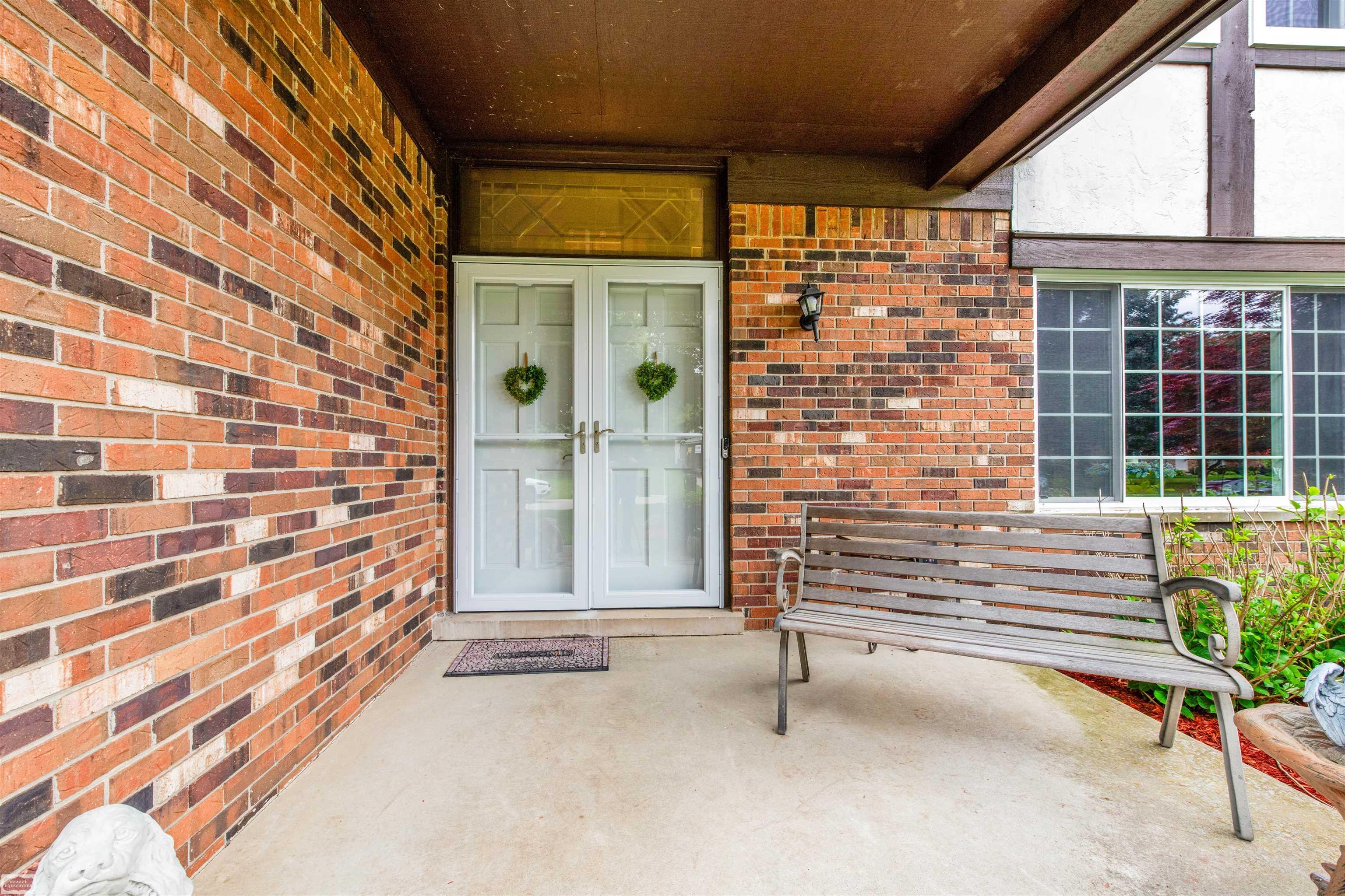 2401 Chalet Drive Rochester, MI 48309 - Photo 5 of 45 50176330-b4a235bb-43c5-4036-ab75-9f5f6b323427.JPG
