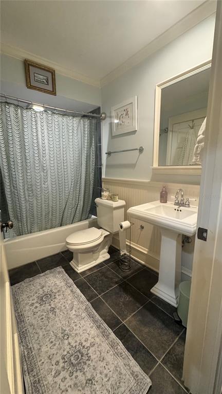 433 Southeast 7th Street Gainesville, FL 32601 - Photo 27 of 28 a bathroom with a sink toilet and shower
