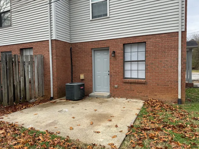 a view of back yard of the house