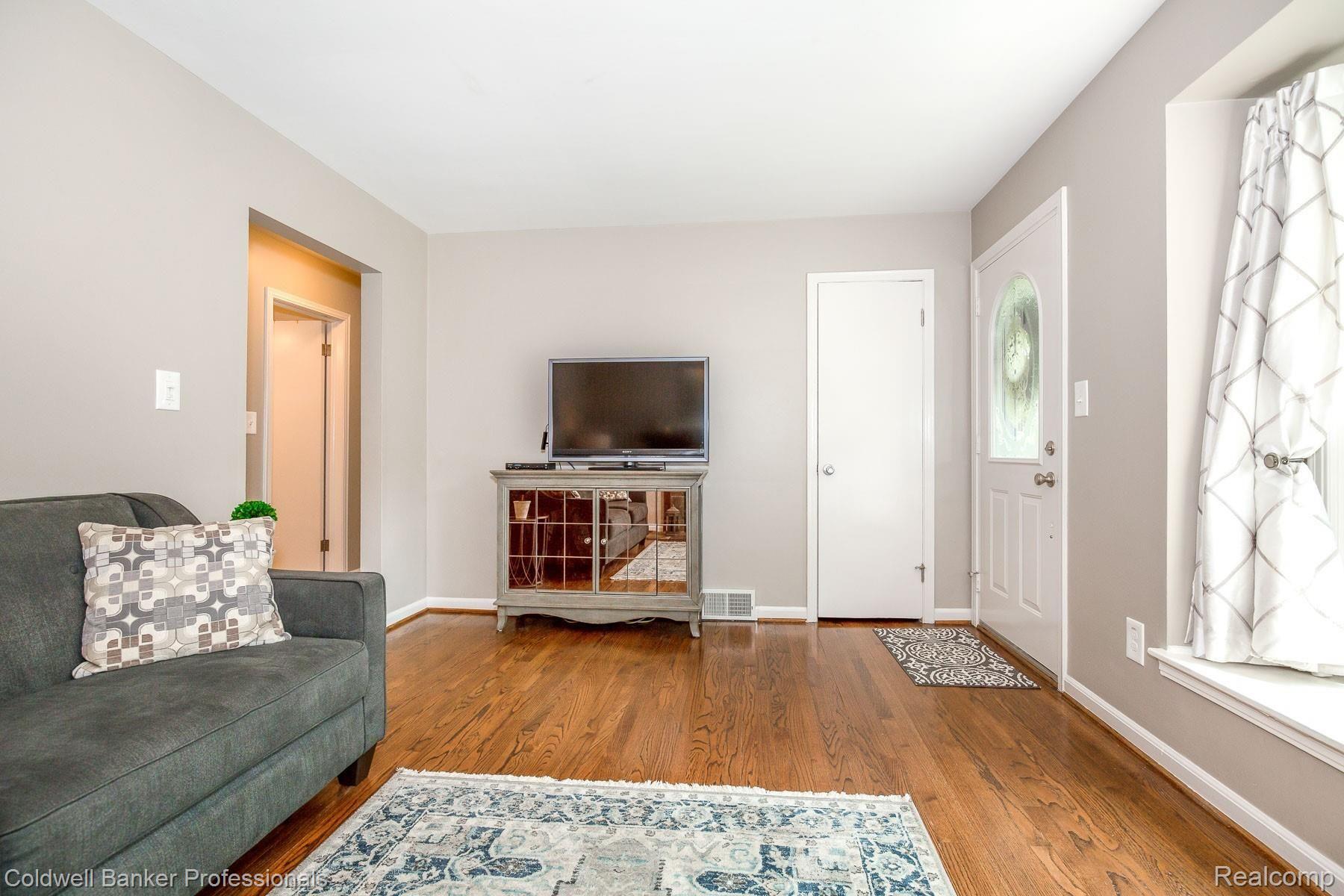 3234 Warick Road Royal Oak, MI 48073 - Photo 6 of 37 592A0612.jpg